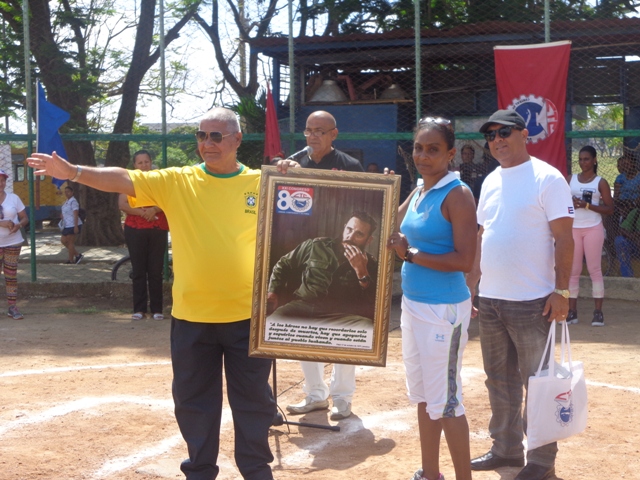 La Central de Trabajadores de Cuba en Guantánamo reconoció la consagración al desarrollo del evento del profesor Rolando Cervera, presidente de las peñas de sóftbol en el territorio guantanamero. Foto: