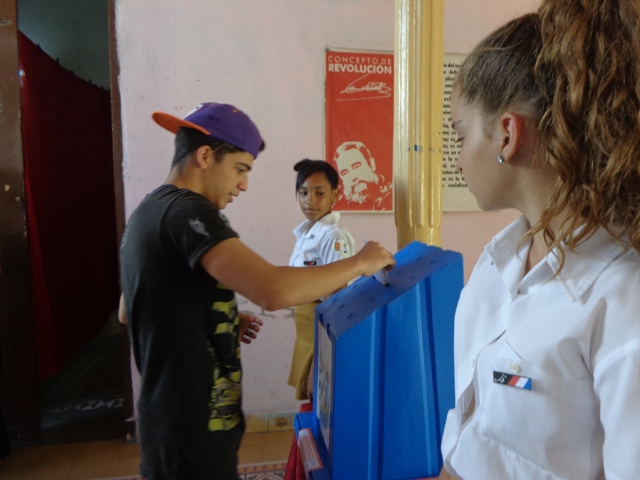Con entusiasmo, el joven Adrián Gómez ejerció por primera vez su derecho al voto. Foto: Lianne Fonseca Diéguez