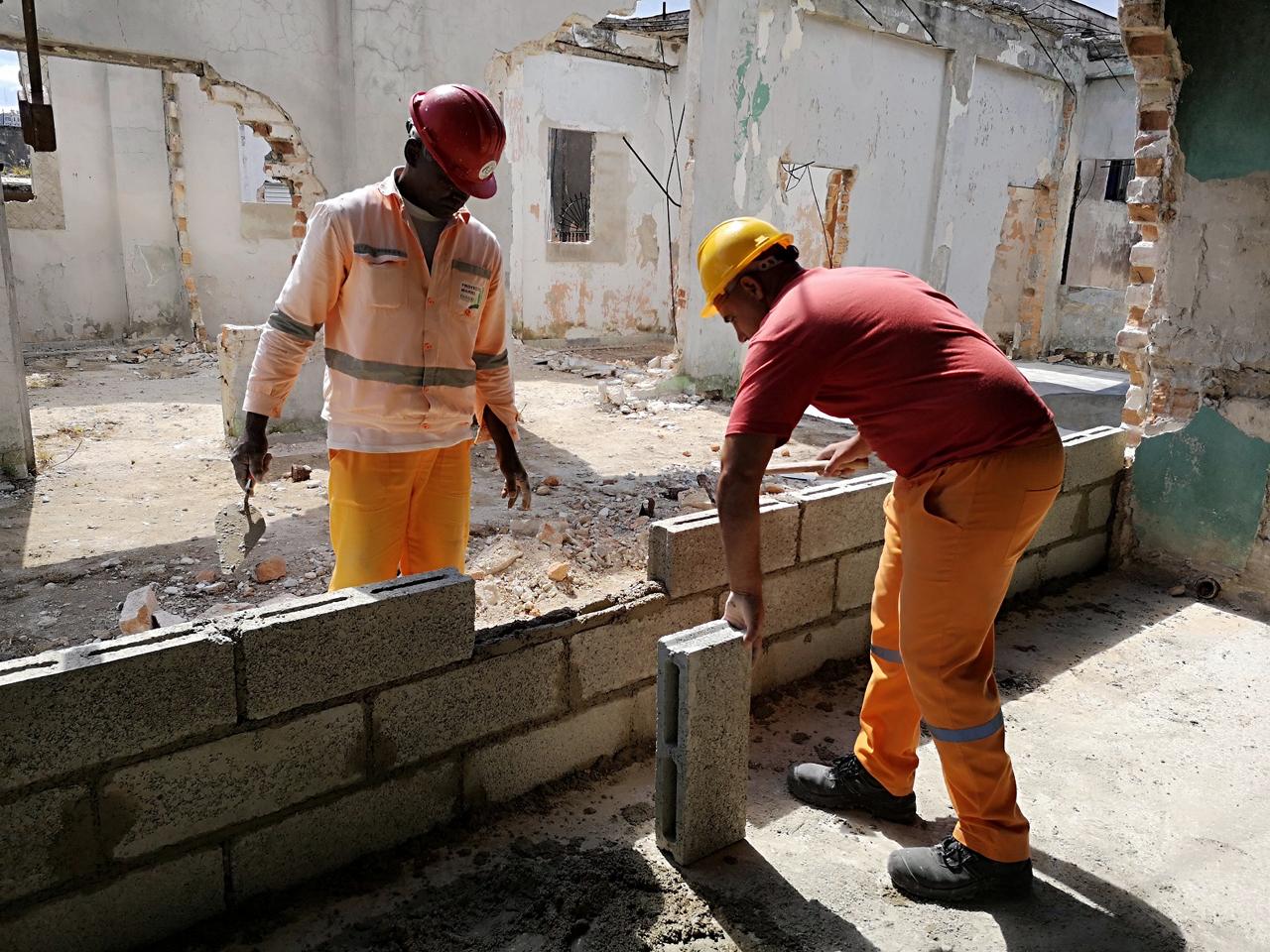 Los albañiles forman una fuerza esencial en las labores de recuperación. Foto: Cortesía ECM Mariel.