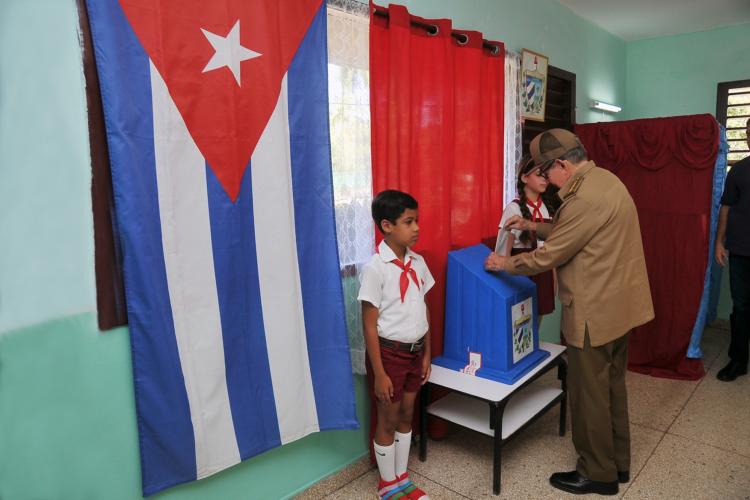 Ejerce Raúl Castro Ruz su derecho al voto