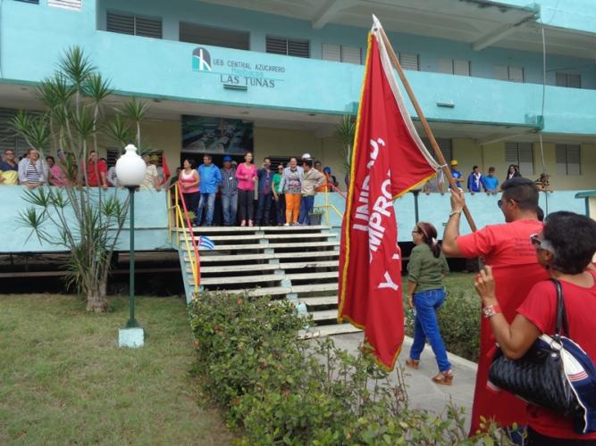 Bandera XXI Congreso de la CTC en central tunero Majibacoa