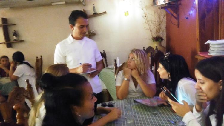 Muchas personas siguen apostando por la comida de El Pequín. Foto: Noryis