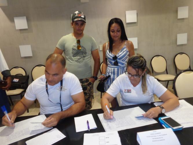 Clientes de vacaciones acudieron a las urnas en hoteles de Varadero. Fotos: Noryis