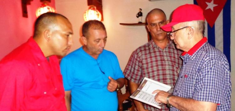 En una visita del año pasado, Ulises Rosales del Toro, vicepresidente del Consejo de Ministros, se admiraba de la cantidad de productos ofertados en la carta menú de El Pequín. Foto: Noryis