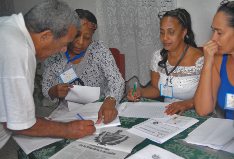 Votación en Referendo constitucional Colegio electoral número uno, circunscripción 21, lugar colegio electoral numero 3 cito en consultorio médico 7 en el ejercen el derecho al voto los electores domiciliados en los CDR 3 y 4 Zona 21 Municipio Cerro. La Habana 24 de Febrero 2019, Foto Heriberto González Brito.