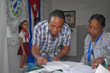 Votación en Referendo constitucional Colegio electoral número uno, circunscripción 21, lugar colegio electoral numero 3 cito en consultorio médico 7 en el ejercen el derecho al voto los electores domiciliados en los CDR 3 y 4 Zona 21 Municipio Cerro. La Habana 24 de Febrero 2019, Foto Heriberto González Brito.