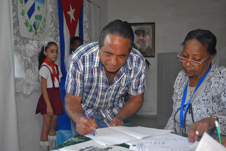 Votación en Referendo constitucional Colegio electoral número uno, circunscripción 21, lugar colegio electoral numero 3 cito en consultorio médico 7 en el ejercen el derecho al voto los electores domiciliados en los CDR 3 y 4 Zona 21 Municipio Cerro. La Habana 24 de Febrero 2019, Foto Heriberto González Brito.