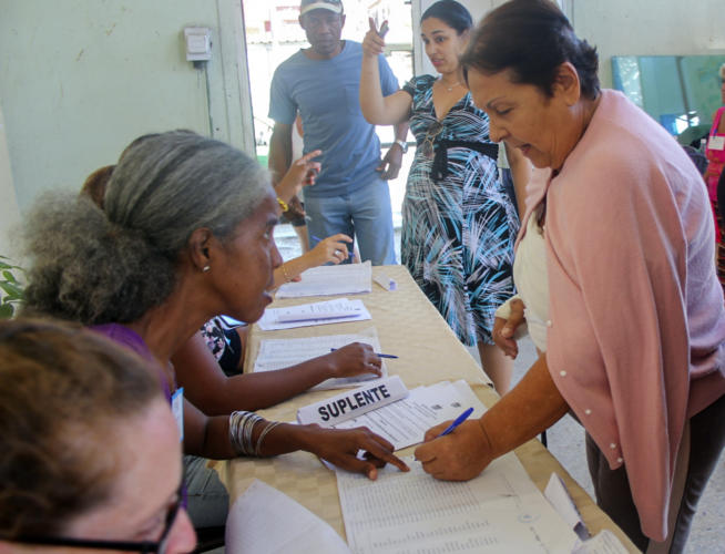 Me siento muy agradecida por todo lo que han hecho por nosotros, afirmó Dulce Ramos Valdés, tras ejercer su derecho como ciudadana este domingo. Foto: Isabel Aguilera Aguilar