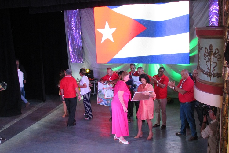 Reciben dirigentes del sector en Villa Clara y Pinar del Río reconocimientos de diversos organismos. Foto: Loraine Morales Pino