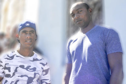 Dos leñadores en escena