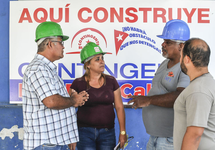 Gelmer León Rodríguez, director del Contingente Blas Roca, Sonaima Martínez, subdirectora de operaciones y jefa de la obra, Luis Osvaldo Marrero, miembro del Secretariado Provincial del Sindicato de la Construcción y Lander Destrade, jefe de la brigada de coopertaiva ADIMAC Foto José Raúl Rodríguez Robleda