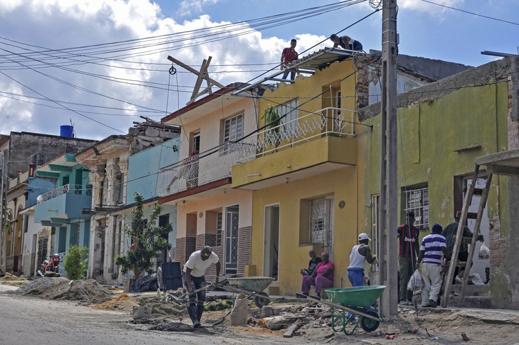 Recuperación y construcción de viviendas en el municipio de 10 de Octubre por brigadas del contingente Blas roca y y por cooperativas no agropecuarias de la construcción . 15 de Feb 2019 Foto José Raúl Rodríguez Robleda