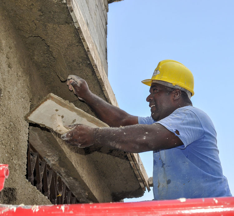 Recuperación y construcción de viviendas en el municipio de 10 de Octubre por brigadas del contingente Blas roca y y por cooperativas no agropecuarias de la construcción . 15 de Feb 2019 Foto José Raúl Rodríguez Robleda