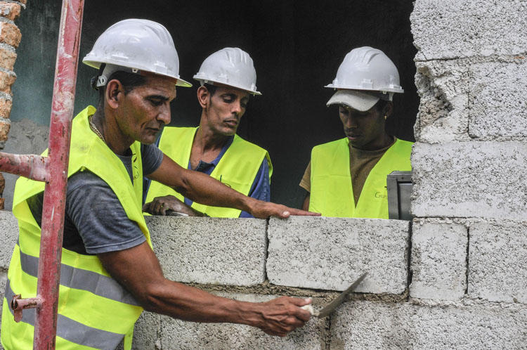 Recuperación y construcción de viviendas en el municipio de 10 de Octubre por brigadas del contingente Blas roca y y por cooperativas no agropecuarias de la construcción . 15 de Feb 2019 Foto José Raúl Rodríguez Robleda