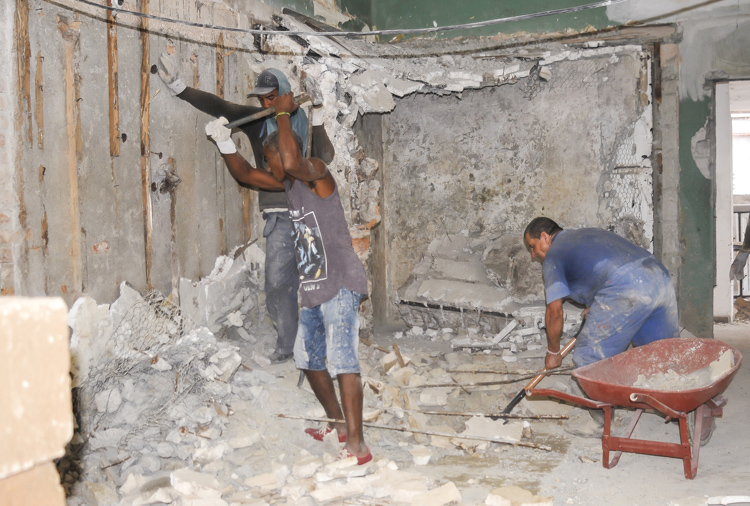 Recuperación y construcción de viviendas en el municipio de 10 de Octubre por brigadas del contingente Blas roca y y por cooperativas no agropecuarias de la construcción . 15 de Feb 2019 Foto José Raúl Rodríguez Robleda
