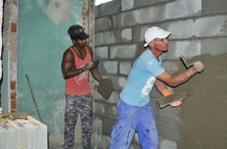 Recuperación y construcción de viviendas en el municipio de 10 de Octubre por brigadas del contingente Blas roca y y por cooperativas no agropecuarias de la construcción . 15 de Feb 2019 Foto José Raúl Rodríguez Robleda