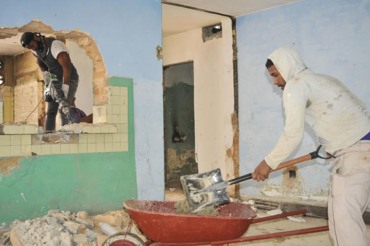 Intensas son las jornadas que ejecutan los constructores en la recuperación de los daños ocasionados por el tornado. Foto: José Raúl Rodríguez Robleda.