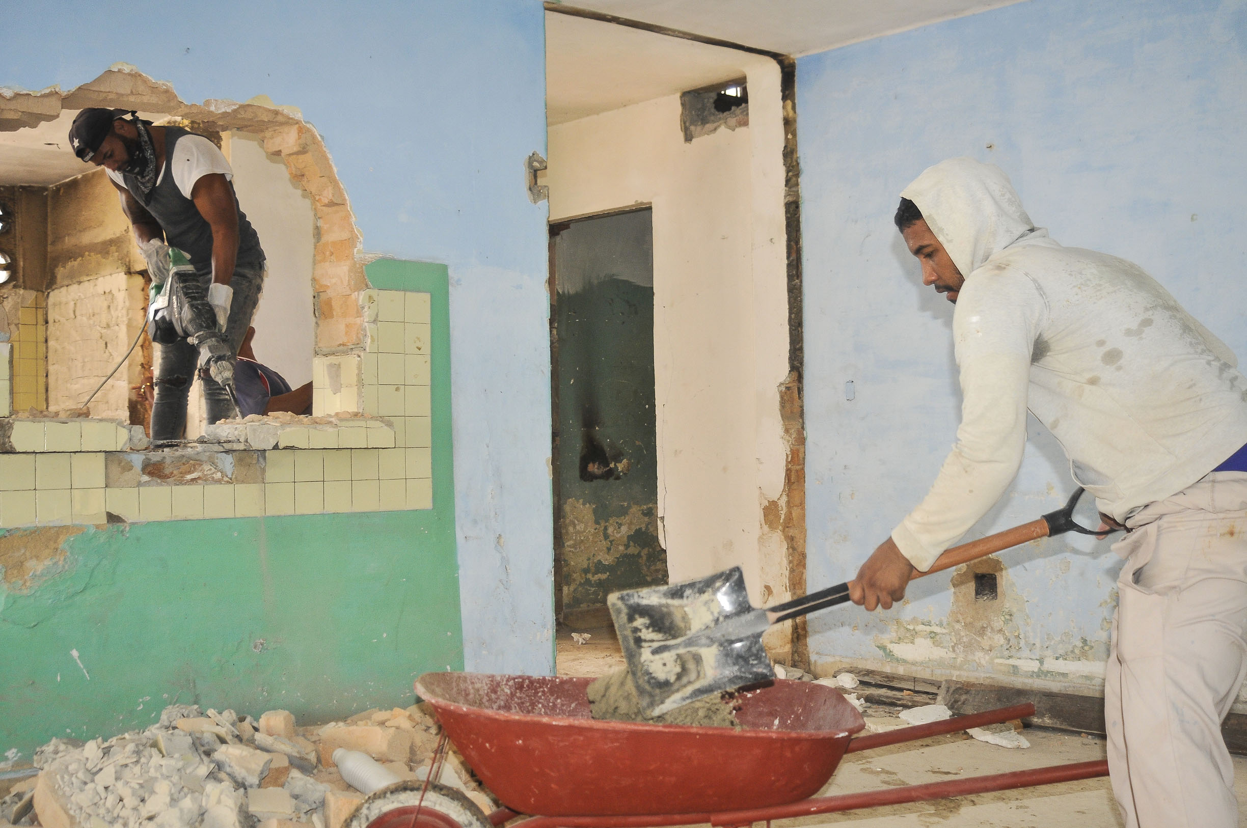 Intensas son las jornadas que ejecutan los constructores en la recuperación de los daños ocasionados por el tornado. Foto: José Raúl Rodríguez Robleda.