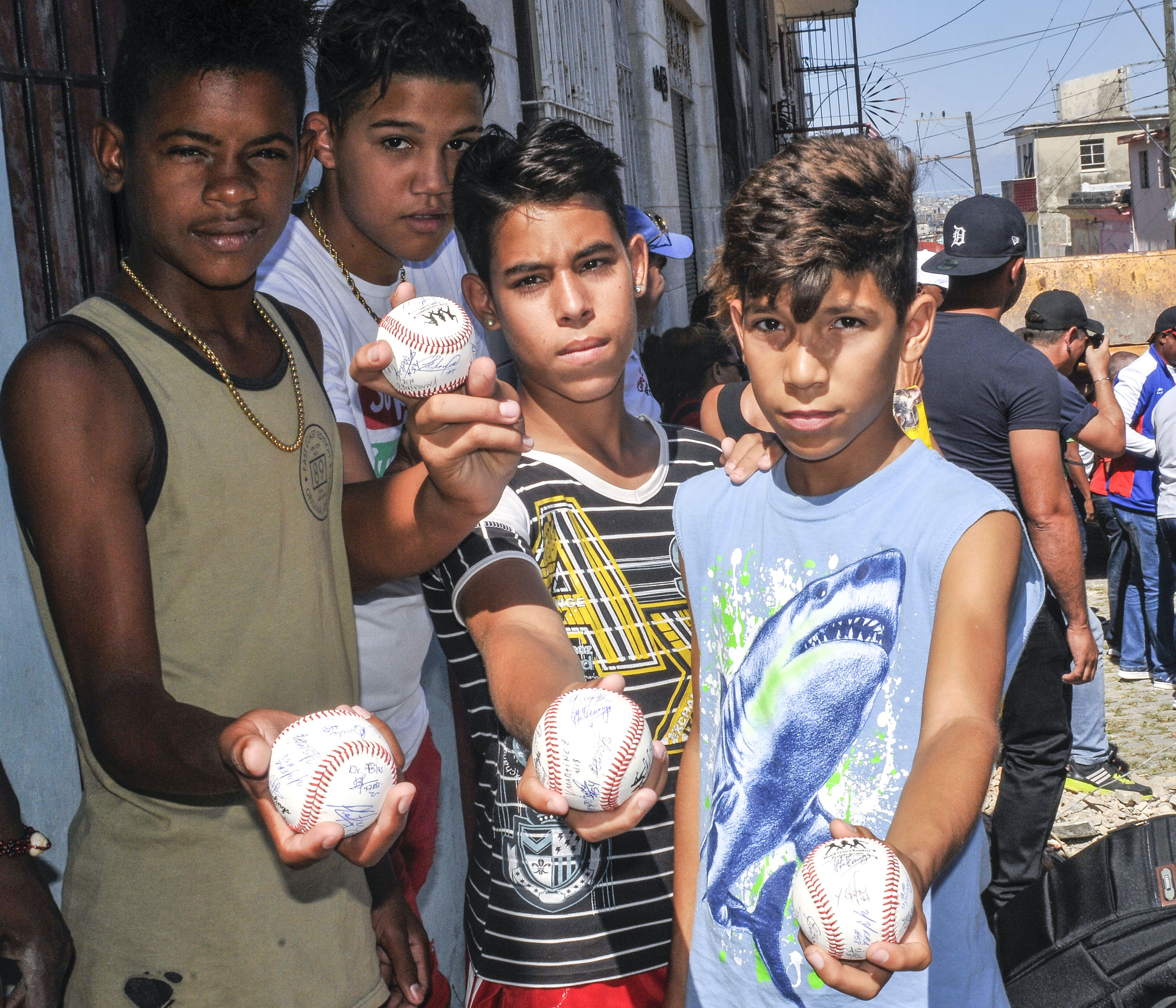 Niños del Consejo Jesús del Monte con pelotas firmadas por peloteros de los Leñadores de Las Tunas. Foto: José Raúl Rodríguez Robleda
