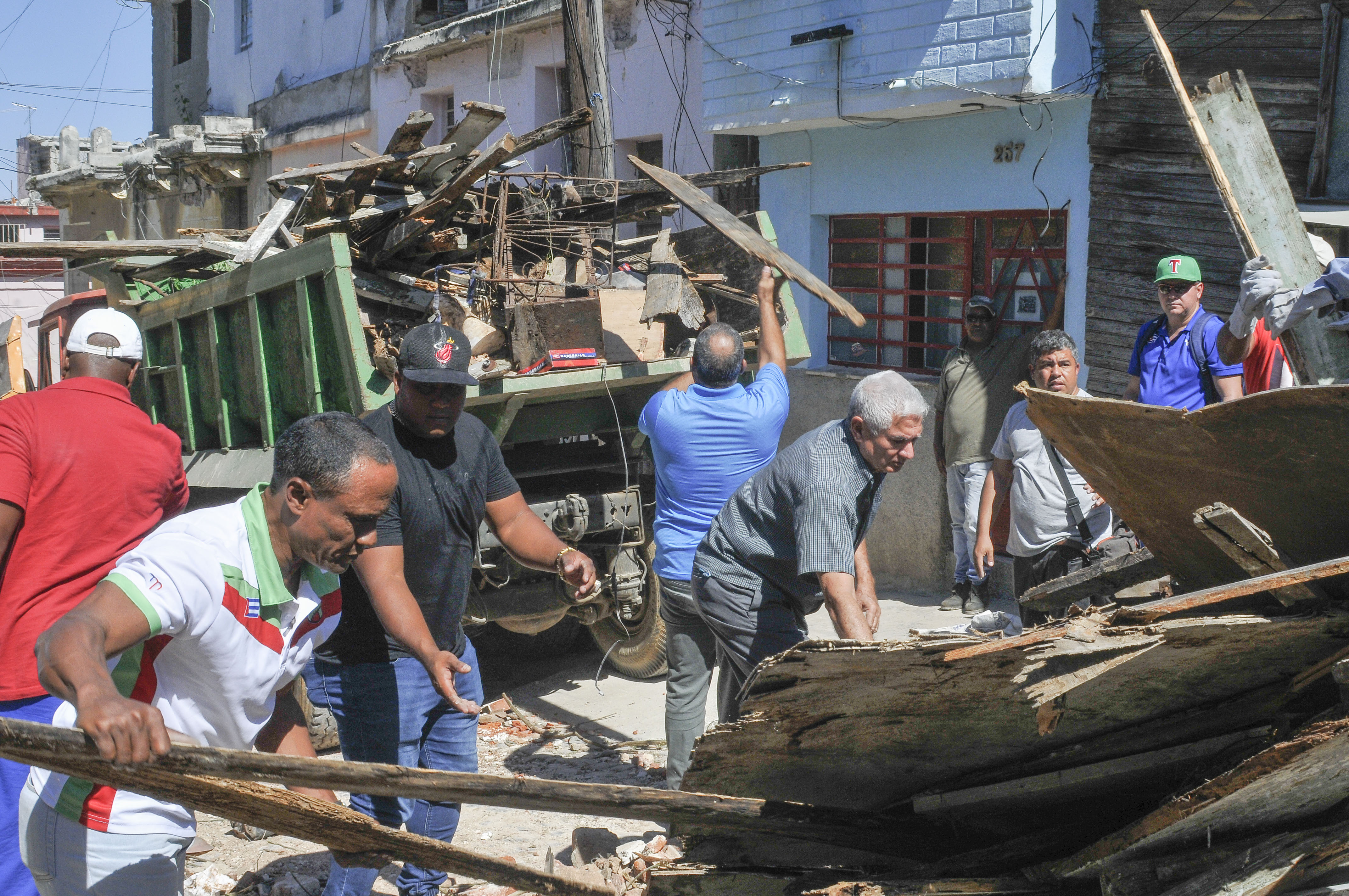 Leñadores de Las Tunas junto al pueblo. Foto: José Raúl Rodríguez Robleda.