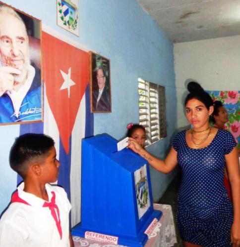 La joven maestra espirituana Lurdiannys Merencio alega que en la nueva Constitución se recoge la manera en que viven y piensan los cubanos de estos tiempos. Foto: Yuleiky Obregón Macías
