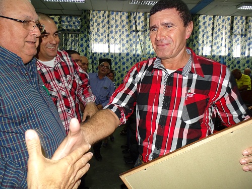 Orlando Linares, director de la Agroindustrial de Granos Sur del Jíbaro, recibió el reconocimiento por la integralidad y resultados de la empresa. Foto: Ana Margarita González