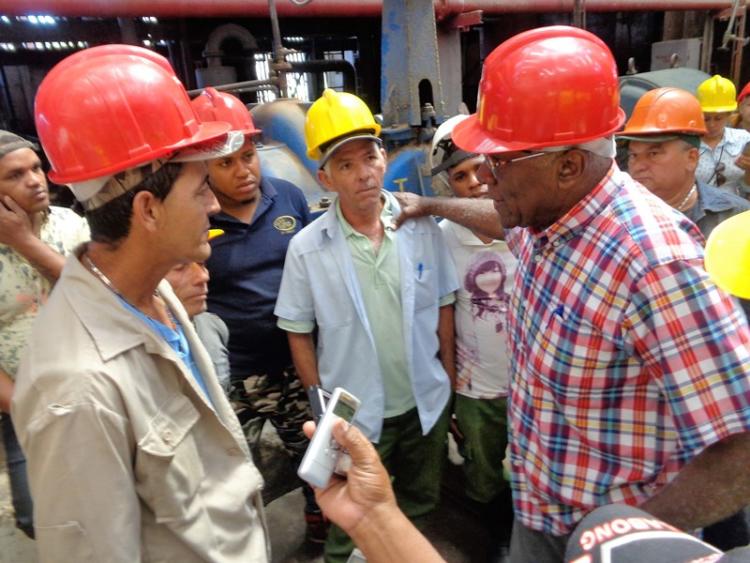 Salvador Valdés Mesa en fraternal intercambio con trabajadores del central Colombia. Foto: Jorge Pérez Cruz