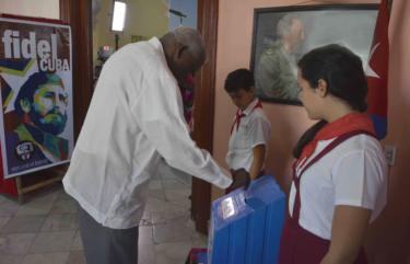 Esteban Lazo Hernández, presidente de la Asamblea Nacional del Poder Popular, ejerce su derecho al voto en el Colegio 2, Circunscripción 10, Consejo Ceiba-Kholy del municipio Playa en La Habana, Cuba Foto: Tony Hernández Mena