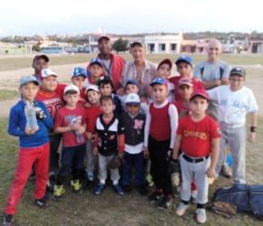 Bárbaro, el primero a la izquierda, acompañado de familiares de Los Cometas de Matanzas. Foto: Noryis