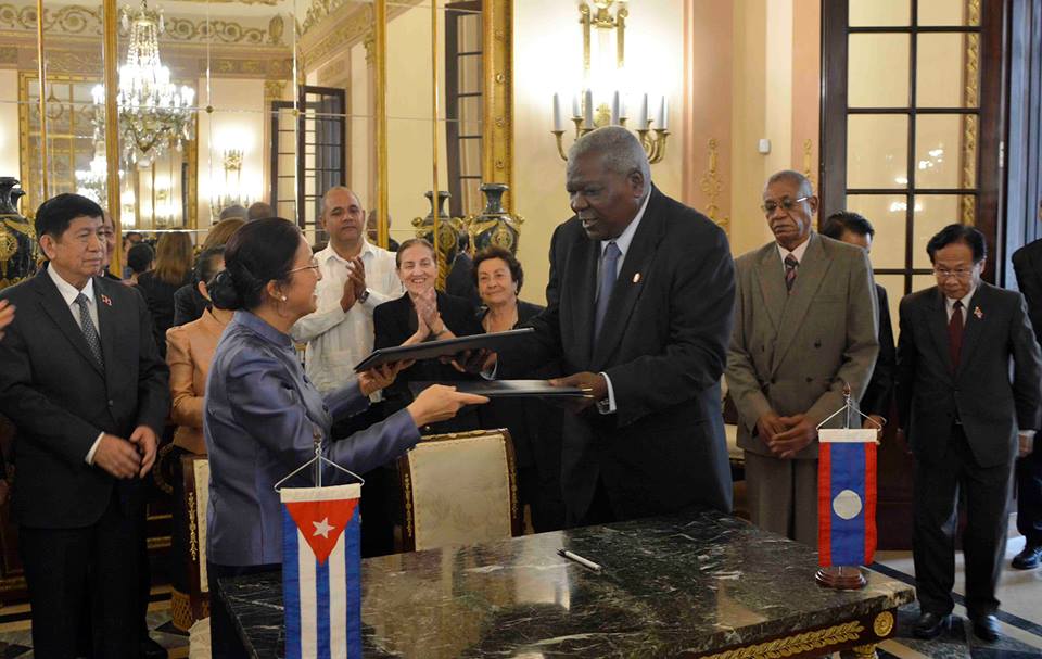 Esteban Lazo Hernández y Pany Yathotou firman un Memorando de Entendimiento entre ambos parlamentos. Foto: Tony Hernández Mena / ANPP