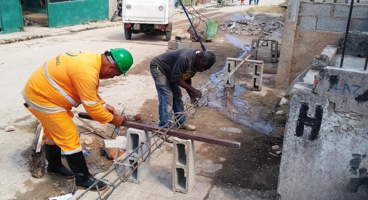 La labor de los constructores en la recuperación adquiere ribetes memorables. Foto: Cortesía ECM de Mariel