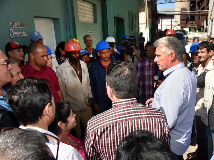 En diálogo con los azucareros, el Presidente cubano comentó sobre los planes para emprender en todo el país la renovación de las bateyes. Foto: Estudios Revolución