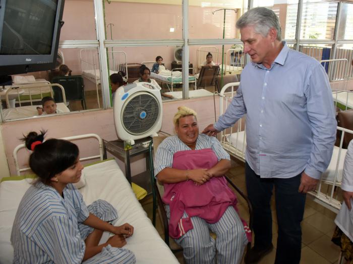 El Presidente cubano conversó con los padres de los pacientes del hospital pediátrico de Puerto Padre, institución que mantiene la mortalidad infantil en cero. Foto: Estudios Revolución
