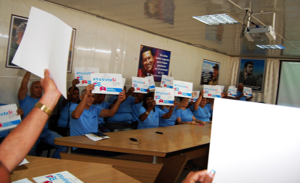 Trabajadores de la Empresa Constructora de Obras de Arquitectura número 37, de Cienfuegos, expresaron la voluntad de votar Sí, por la nueva Constitución. | Foto: Barreras Ferrán