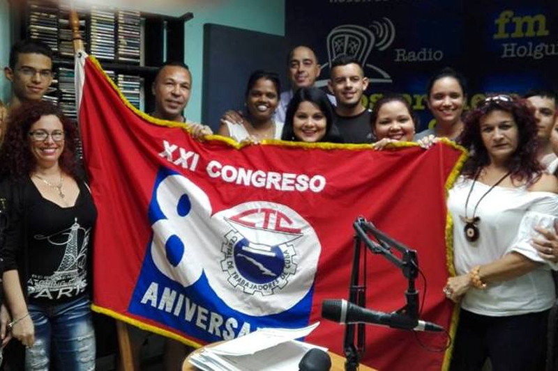 Bandera XXI Congreso de la CTC recorre centros laborales en Holguín.