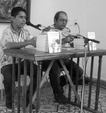 Rodolfo Escala (a la izquierda) junto al artista Avelino García en la presentación del Nº 16 de La Hoja Afilada, en diciembre del 2011, en Manzanillo