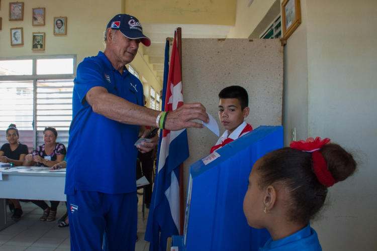 Juantorena cuando realizaba su voto por el futuro de Cuba. |fotos: Leandro Armando Pérez Pérez