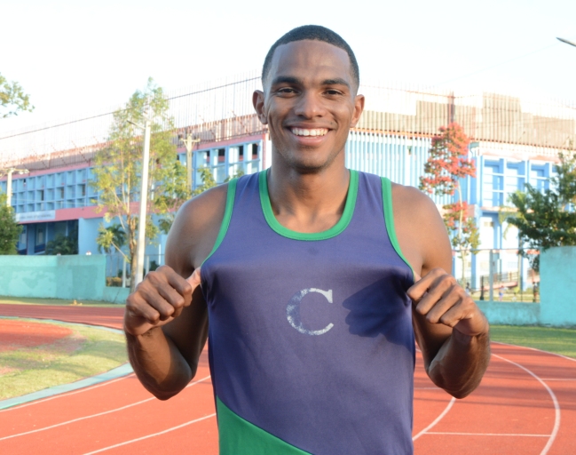 Roberto Skyers, quien igualó el récord nacional de 100 metros planos, con 9.98 segundos.
