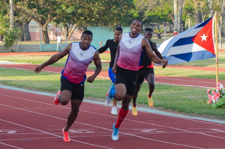 Roberto Skyers, quien igualó el récord nacional de 100 metros planos, con 9.98 segundos.