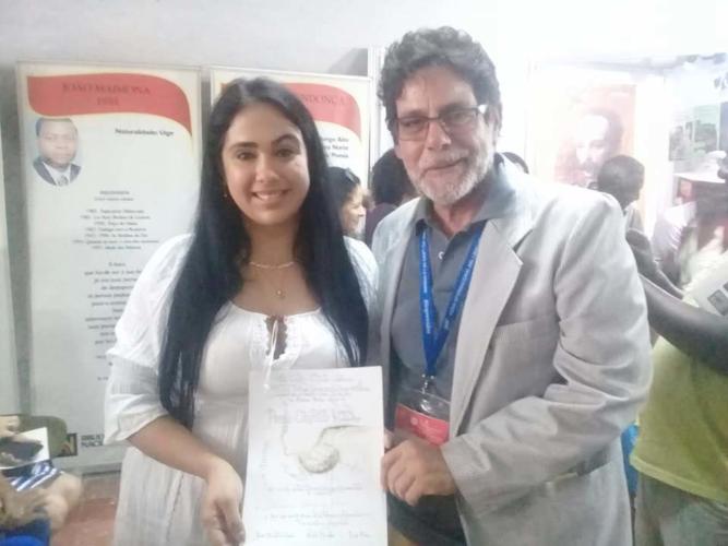 Liliana Rodríguez Peña recibió el lauro decimístico de manos del poeta Edel Morales, integrante del jurado.