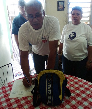 El profesor universitario Enrique Alceo expresa su respaldo a Venezuela. Foto: Lourdes Rey