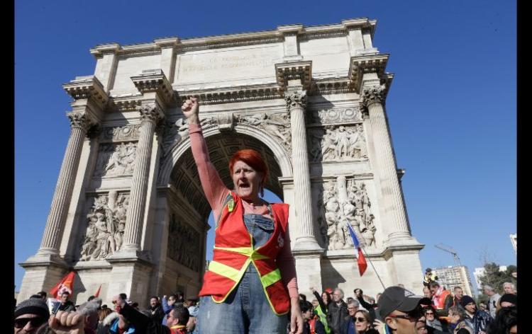 Una integrante de un sindicato protesta frente al Arco del Triunfo en Marsella, Francia, en el marco de una huelga contra las políticas del presidente francés Emmanuel Macron. Foto: AP