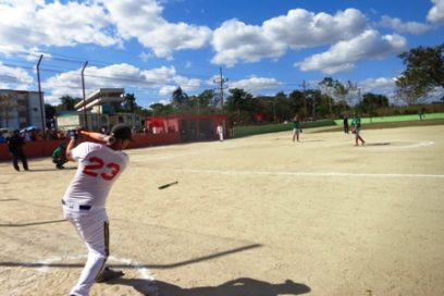 Dividen honores en tope amistoso de softbol Cuba-México