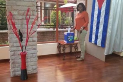 Votan diplomáticos y colaboradores cubanos