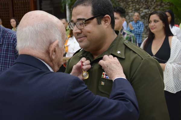 Entrega José Ramón Machado Ventura (I), Segundo Secretario del Comité Central del Partido Comunista de Cuba, la orden Julio Antonio Mella a jóven destacado, en el salón de protocolo de Cubanacán El Laguito, en La Habana, Cuba, el 29 de marzo de 2019. ACN FOTO/Ariel LEY ROYERO
