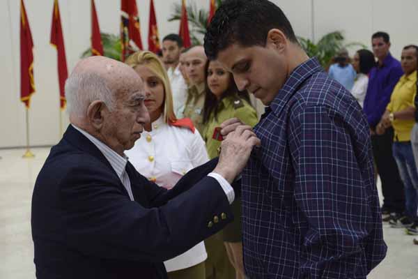 Entrega José Ramón Machado Ventura (I), Segundo Secretario del Comité Central del Partido Comunista de Cuba, la orden Julio Antonio Mella a jóven destacado, en el salón de protocolo de Cubanacán El Laguito, en La Habana, Cuba, el 29 de marzo de 2019. ACN FOTO/Ariel LEY ROYERO
