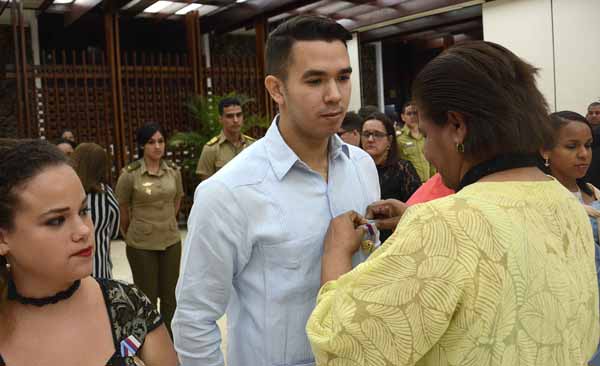 Olga Lidia Tapia (D), miembro del secretariado del Comité Central del Partido entrega la orden José Antonio Echeverría a Raúl Alejandro Palmero Fernández, Presidente de la Federación Estudiantil Universitaria (FEU), en el salón de protocolo de Cubanacán El Laguito, en La Habana, Cuba, el 29 de marzo de 2019. ACN FOTO/Ariel LEY ROYERO