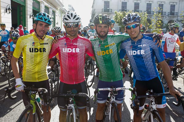 Los líderes posan antes de arrancar la décima etapa (Matanzas-La Habana 126 km) del VI Clásico Nacional de Ciclismo de Ruta, el 17 de Marzo de 2019 en Matanzas, Cuba. FOTO: Calixto N. Llanes/Periódico JIT (Cuba)