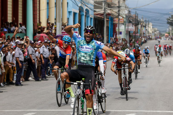 Jans Carlos Arias, del equipo Las Tunas, celebra triunfo en la primera etapa (Baracoa-Guantánamo 149 km) del VI Clásico Nacional de Ciclismo de Ruta, el 7 de Marzo de 2019 en, Cuba. FOTO: Calixto N. Llanes/Periódico JIT (Cuba)