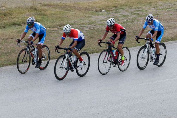 Ciclistas pedalean durante la segunda etapa (Guantánamo-Santiago de Cuba 116 km) del VI Clásico Nacional de Ciclismo de Ruta, el 8 de Marzo de 2019 en Guantánamo, Cuba. FOTO: Calixto N. Llanes/Periódico JIT (Cuba)